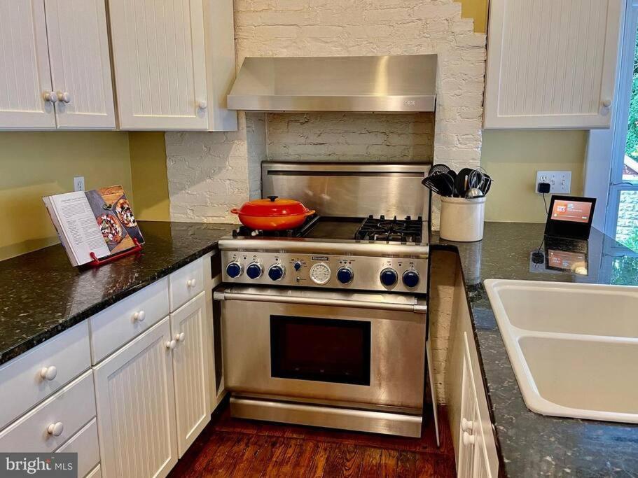Vintage Charm: Retreat * Annapolis