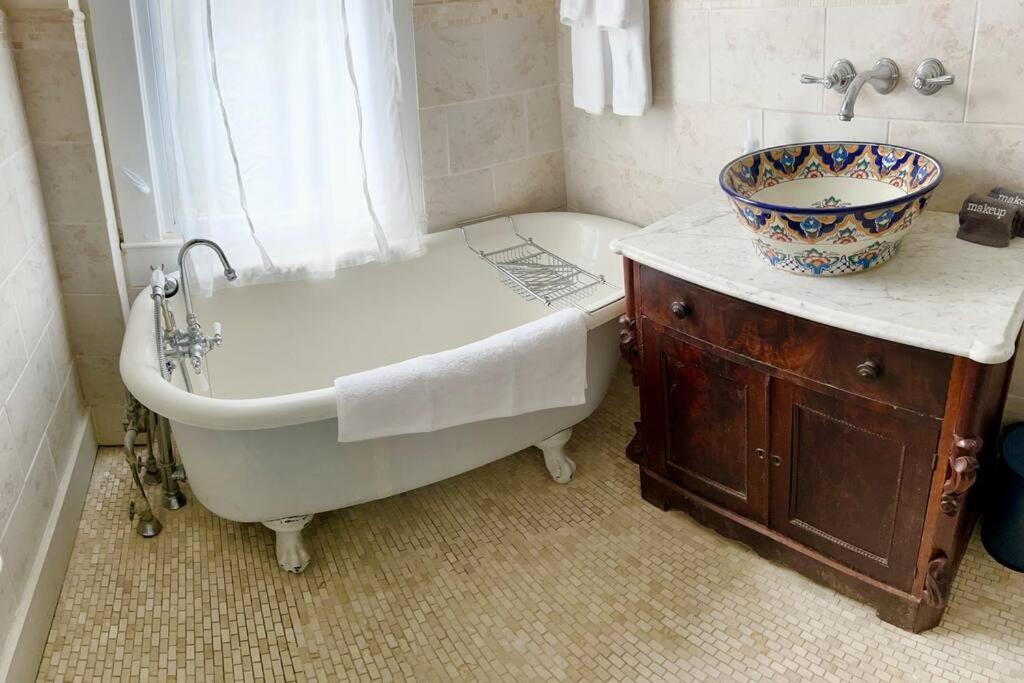 Vintage Charm: Retreat *